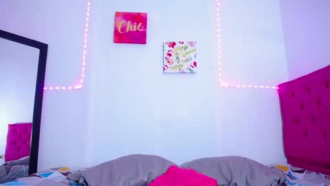 Snapshot of colombianmiilf_ chatting on 12/17/24, 12:12 Nahomi online show from 12/17/24, 12:12