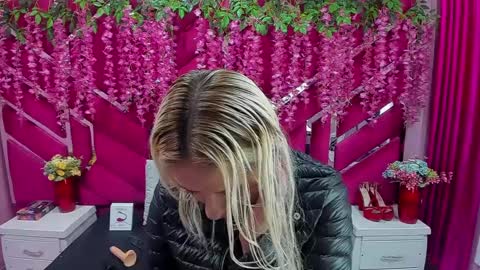 Snapshot of constansblonde chatting on 01/07/25, 01:24 Constans online show from 01/07/25, 01:24