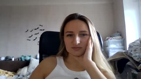 cora_fora online show from 11/25/25, 11:32