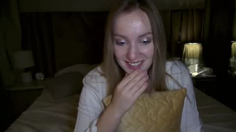 Snapshot of cosmo_blondiee chatting on 10/07/25, 06:16 cosmo_blondiee online show from 10/07/25, 06:16