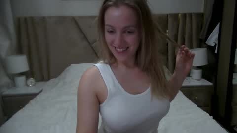 Snapshot of cosmo_blondiee chatting on 10/20/25, 10:16 cosmo_blondiee online show from 10/20/25, 10:16