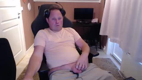 Snapshot of couple3845 chatting on 10/17/25, 11:46 couple3845 online show from 10/17/25, 11:46