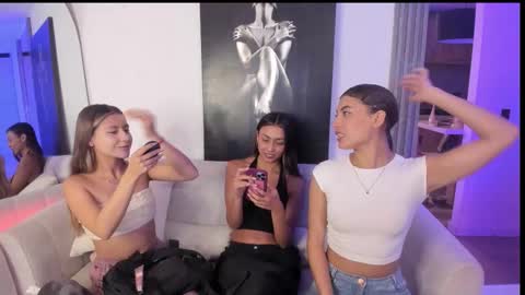 Snapshot of couple_funnyy chatting on 10/17/25, 01:09 couple_funnyy online show from 10/17/25, 01:09