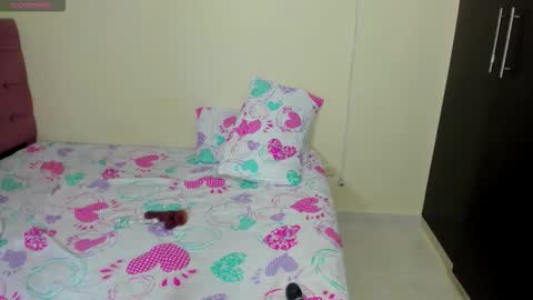 Snapshot of couple_megan_and_jhon2 chatting on 11/19/25, 11:05 couple_megan_and_jhon2 online show from 11/19/25, 11:05