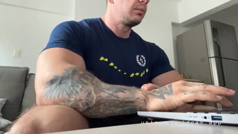 Snapshot of couplemuscle40 chatting on 10/01/25, 12:44 couplemuscle40 online show from 10/01/25, 12:44