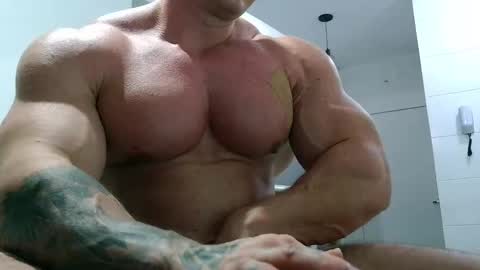 Snapshot of couplemuscle40 chatting on 10/06/25, 01:36 couplemuscle40 online show from 10/06/25, 01:36