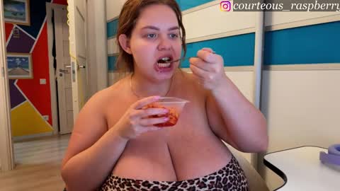 Snapshot of courteous_raspberrrry chatting on 11/19/25, 01:11 Rose Roys my online show from 11/19/25, 01:11