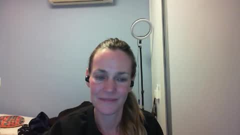 Anny online show from 10/31/25, 11:17