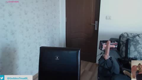 cris_tinne online show from 10/28/25, 07:34