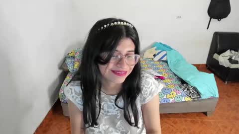 Snapshot of cristal_g19 chatting on 01/12/25, 06:28 online show from 01/12/25, 06:28