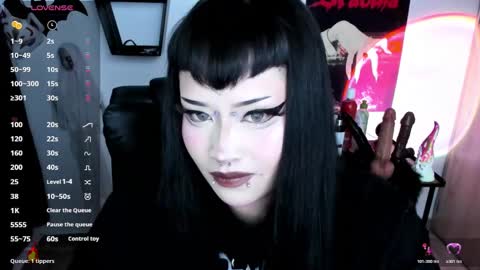 Snapshot of cristal_kosh chatting on 10/30/25, 09:59 Cris online show from 10/30/25, 09:59