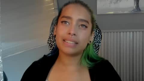 Snapshot of cristal_raven_ chatting on 09/22/25, 09:28 ... . Cristal . ... online show from 09/22/25, 09:28