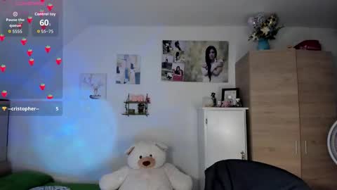 Snapshot of cristalmunez chatting on 09/23/25, 01:58 cristal online show from 09/23/25, 01:58
