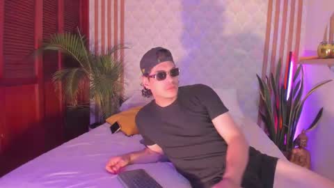 Snapshot of cristianblaze_pamelareal chatting on 11/19/25, 07:19 Cris Pame online show from 11/19/25, 07:19