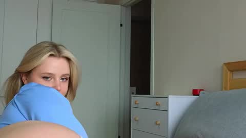 Snapshot of crystal_angells chatting on 09/11/25, 06:35 Cassie control domi and lush in private for free online show from 09/11/25, 06:35