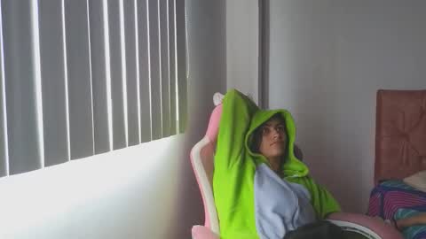 Snapshot of crystal_starx chatting on 10/16/25, 04:19 Crystal Blaze online show from 10/16/25, 04:19