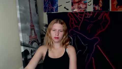 Snapshot of crystalgirl__ chatting on 10/17/25, 05:48 Stella online show from 10/17/25, 05:48