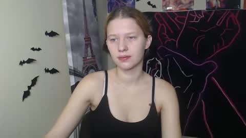 Snapshot of crystalgirl__ chatting on 11/12/25, 07:20 Stella online show from 11/12/25, 07:20