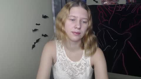 Snapshot of crystalgirl__ chatting on 11/18/25, 07:24 Stella online show from 11/18/25, 07:24