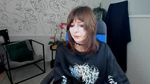 Snapshot of crystallbloom chatting on 09/30/25, 01:54 crystallbloom online show from 09/30/25, 01:54