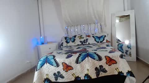 Snapshot of crystalvans chatting on 02/25/25, 01:20 Cristal online show from 02/25/25, 01:20
