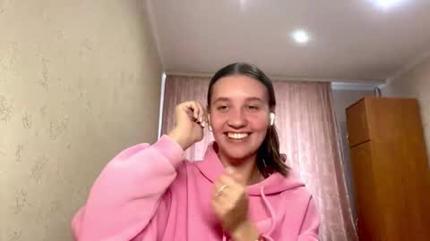 Snapshot of crystalvessell chatting on 10/21/25, 10:49 Angel online show from 10/21/25, 10:49