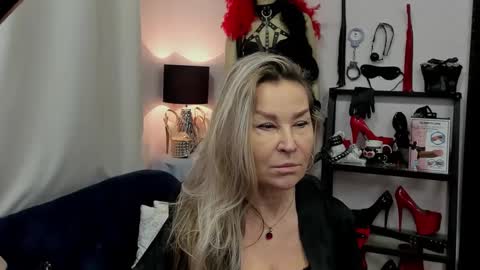 Snapshot of crystalxohotty chatting on 01/05/25, 07:38 CrystalHotty online show from 01/05/25, 07:38