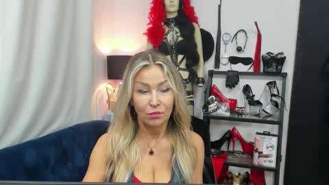 Snapshot of crystalxohotty chatting on 10/14/25, 04:57 CrystalHotty online show from 10/14/25, 04:57