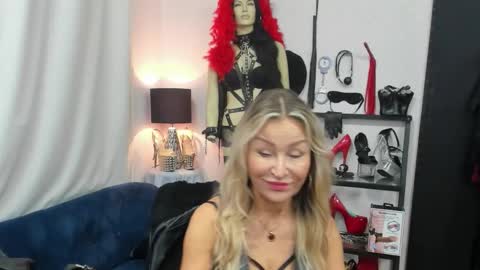 Snapshot of crystalxohotty chatting on 10/21/25, 04:46 CrystalHotty online show from 10/21/25, 04:46