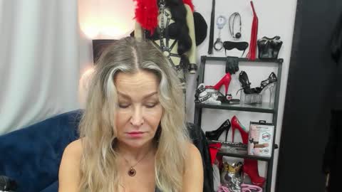 Snapshot of crystalxohotty chatting on 11/13/25, 06:12 CrystalHotty online show from 11/13/25, 06:12