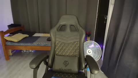 Snapshot of cummingyu chatting on 11/06/25, 01:23 cummingyu online show from 11/06/25, 01:23