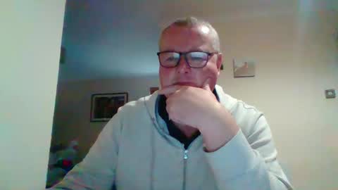 Snapshot of curiousax77 chatting on 12/12/24, 12:12 curiousax77 online show from 12/12/24, 12:12