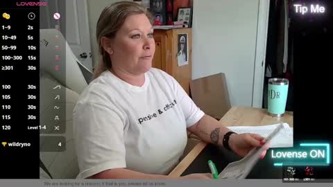 Snapshot of curiouscouple3143 chatting on 02/18/25, 03:43 curious couple online show from 02/18/25, 03:43