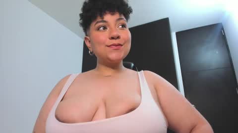Snapshot of curly_cam_queen chatting on 01/16/25, 03:34 Bruna online show from 01/16/25, 03:34