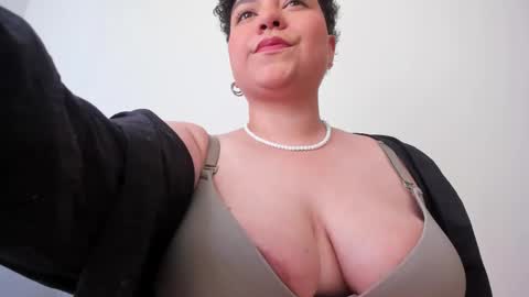 Snapshot of curly_cam_queen chatting on 02/09/25, 07:41 Bruna online show from 02/09/25, 07:41