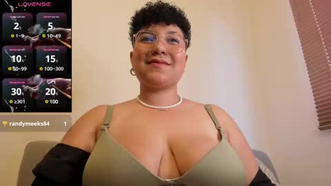 Snapshot of curly_cam_queen chatting on 03/03/25, 09:05 Bruna online show from 03/03/25, 09:05