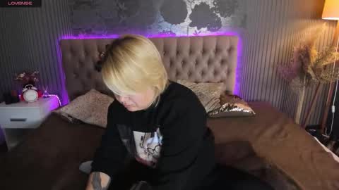 Snapshot of curlydreams chatting on 10/20/25, 05:30 CurlyDreams online show from 10/20/25, 05:30