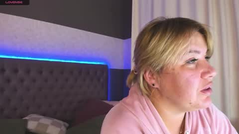 Snapshot of curlydreams chatting on 11/03/25, 08:32 CurlyDreams online show from 11/03/25, 08:32