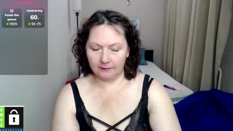 Snapshot of curvy_girlz chatting on 10/18/25, 03:46 curvy_girlz online show from 10/18/25, 03:46