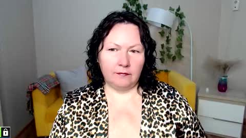 Snapshot of curvy_girlz chatting on 11/10/25, 04:28 curvy_girlz online show from 11/10/25, 04:28