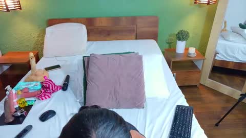 Snapshot of curvyebonyy_ chatting on 09/18/25, 08:33 Danna online show from 09/18/25, 08:33