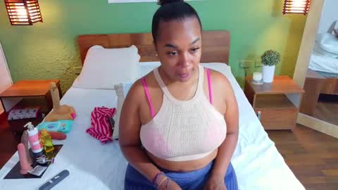 Snapshot of curvyebonyy_ chatting on 09/23/25, 08:12 Danna online show from 09/23/25, 08:12