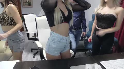 Snapshot of cute00kiara chatting on 11/11/25, 12:27 and follow twittercute00kiara2 online show from 11/11/25, 12:27