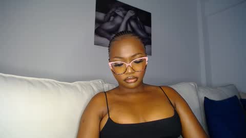 Snapshot of cute_ass18 chatting on 02/18/25, 01:00 Liya online show from 02/18/25, 01:00