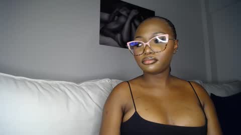 Snapshot of cute_ass18 chatting on 02/18/25, 04:05 Liya online show from 02/18/25, 04:05