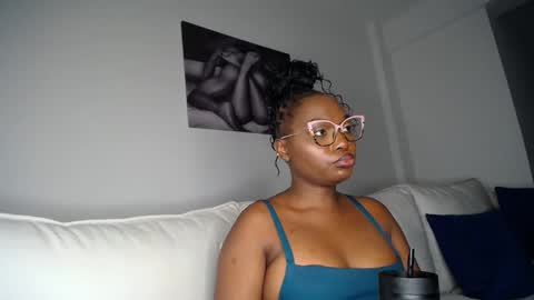 Snapshot of cute_ass18 chatting on 03/04/25, 08:38 Liya online show from 03/04/25, 08:38