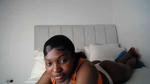 Snapshot of cute_ass18 chatting on 09/15/25, 06:52 Liya online show from 09/15/25, 06:52