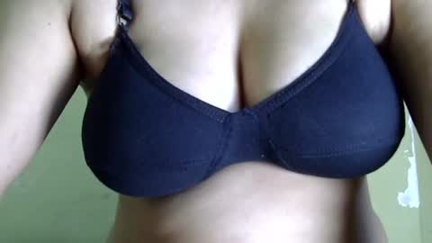 Snapshot of cute_diyu chatting on 10/15/25, 03:28 Diyu online show from 10/15/25, 03:28