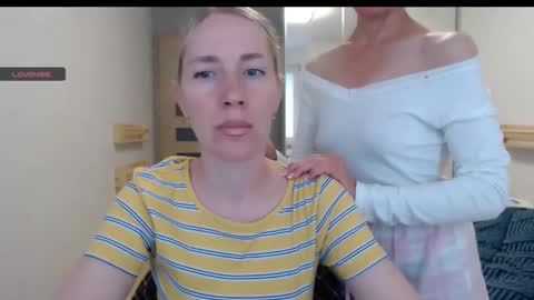 cute_lion_ online show from 10/13/25, 03:01