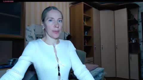 cute_lion_ online show from 11/12/25, 03:23